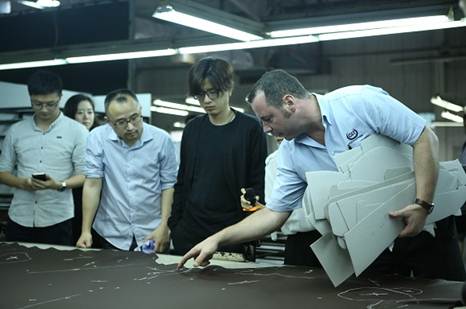 特的极致天窗工艺新葡京遇见伟巴斯(图13)